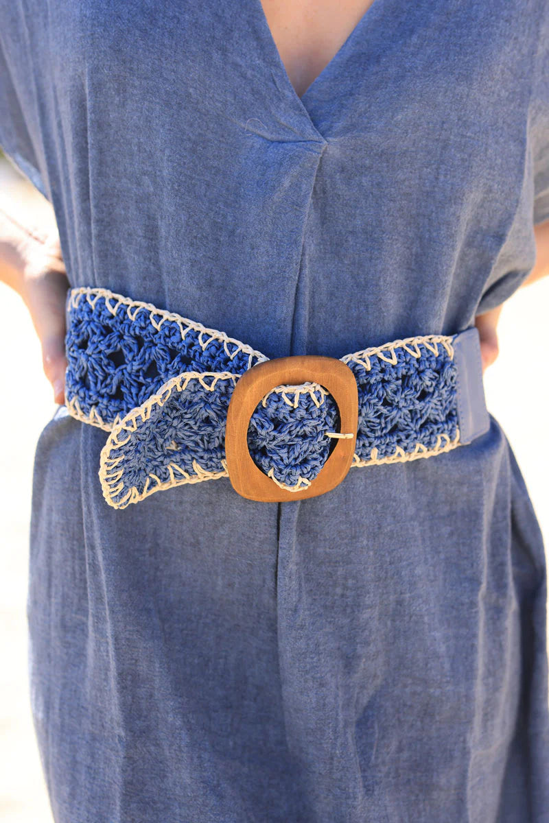 Blue woven raffia style elasticated belt with wooden buckle