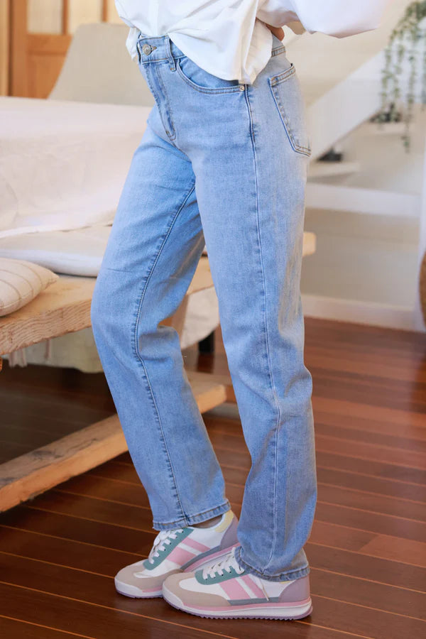 Extra Light Washed straight cut stretch jeans